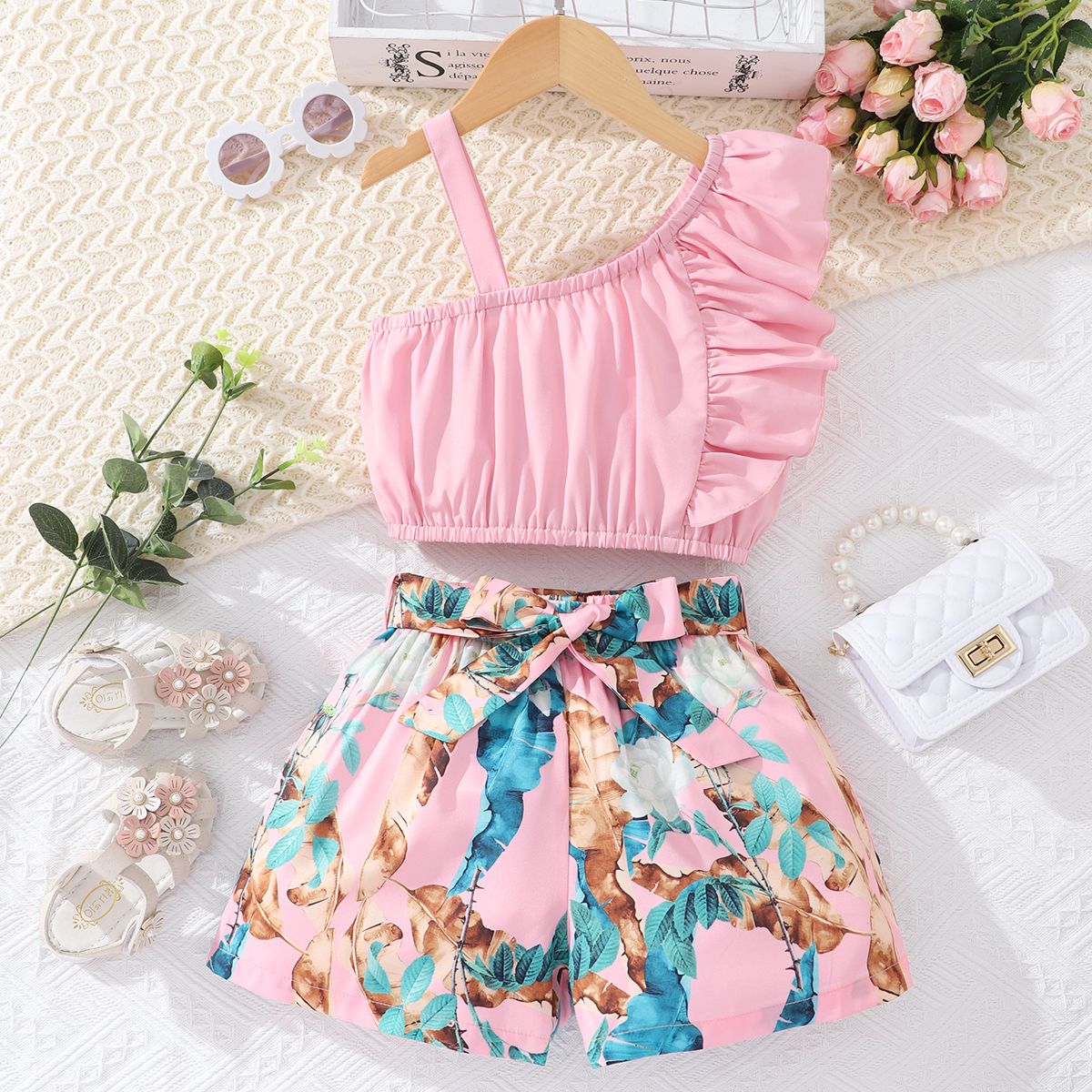 

2pcs Kid Girl Ruffle Trim One-Shoulder Camisole and Floral Print Belted Shorts Set