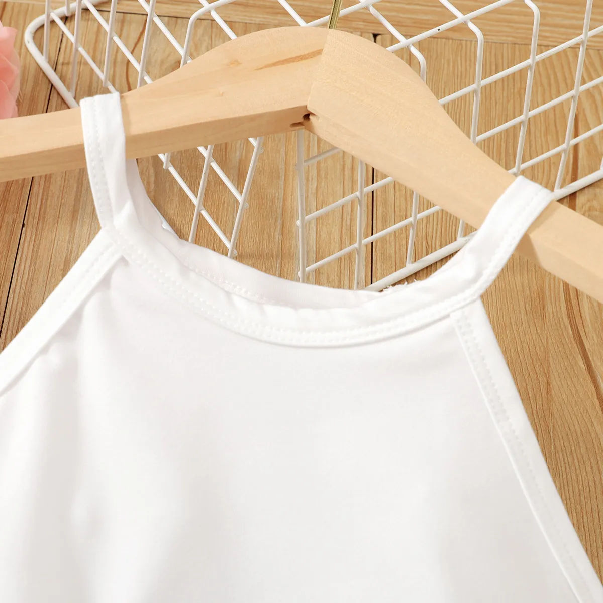 2pcs Kid Girl Solid Halter Top and Coin Purse Decor Belted Shorts Set  image 2