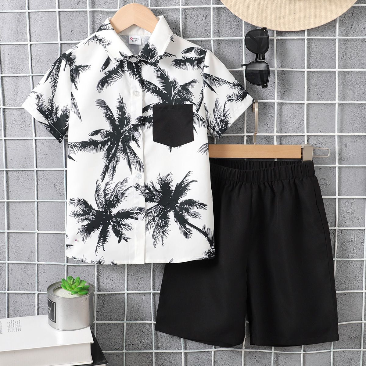 

2pcs Kid Boy Palm Tree Print Patch Pocket Short-sleeve Shirt and Black Shorts Set