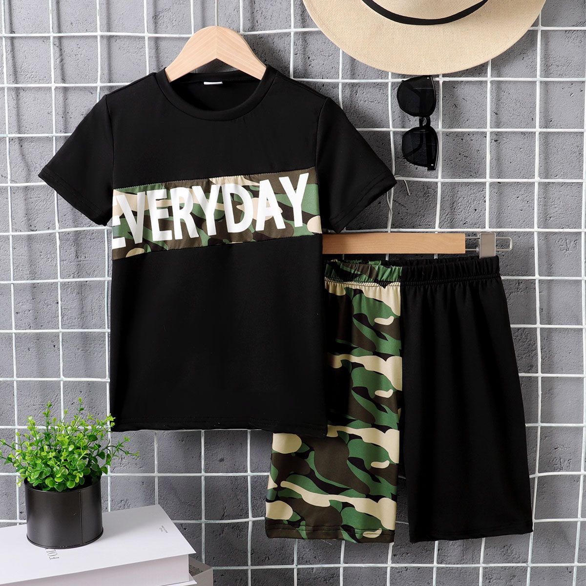 

2pcs Kid Boy Letters Print Camouflage Short-sleeve Tee and Shorts Set