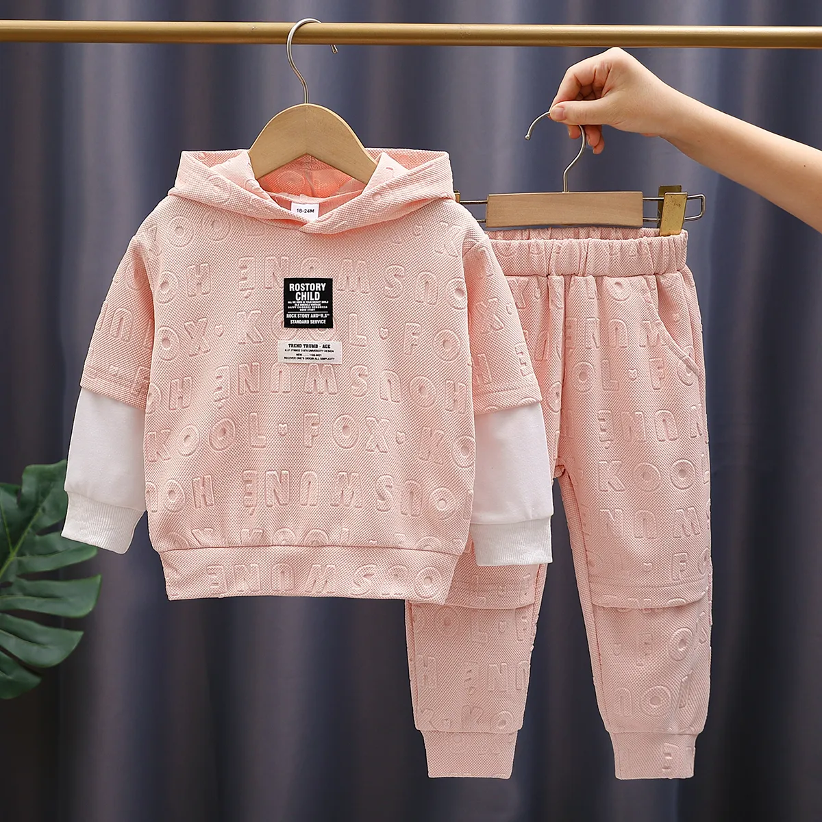 2pcs Toddler Girl Trendy Faux-two Letter Textured Hoodie Sweatshirt and Pants Set Pink big image 1