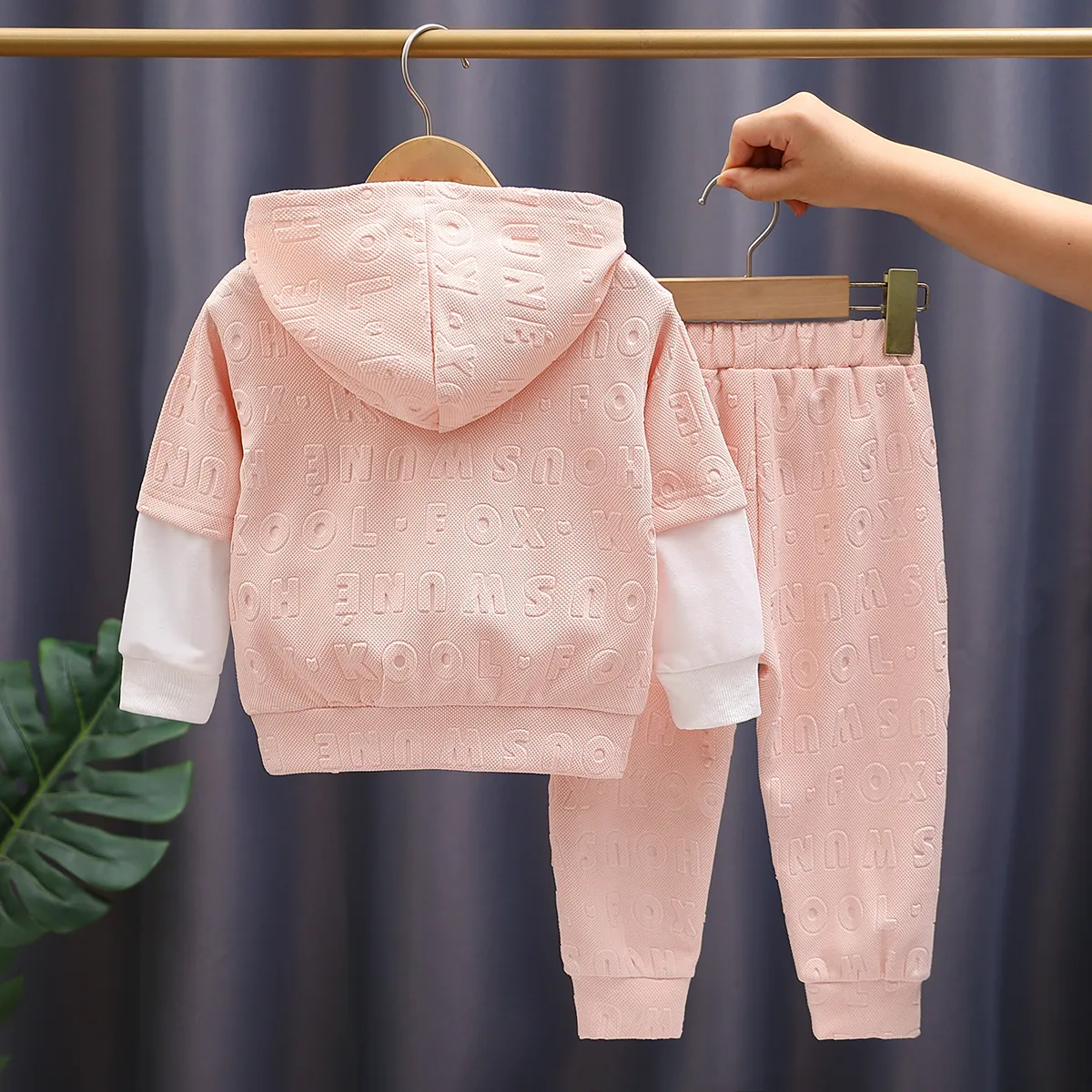2pcs Toddler Girl Trendy Faux-two Letter Textured Hoodie Sweatshirt and Pants Set Pink big image 1