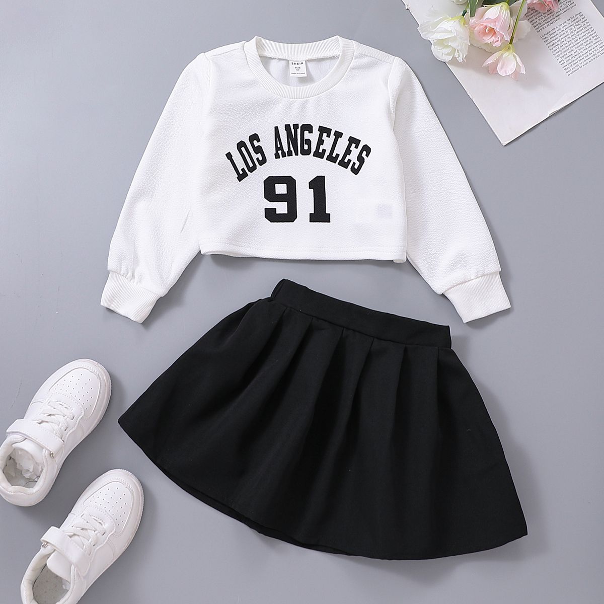 

2pcs Toddler Girl Sporty Letter Print Sweatshirt and Pleated Skirt Set