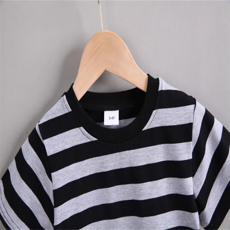 2pcs Toddler Boy Shark Stripe Print Cotton Short-sleeve Tee and Denim Shorts Set  image 4