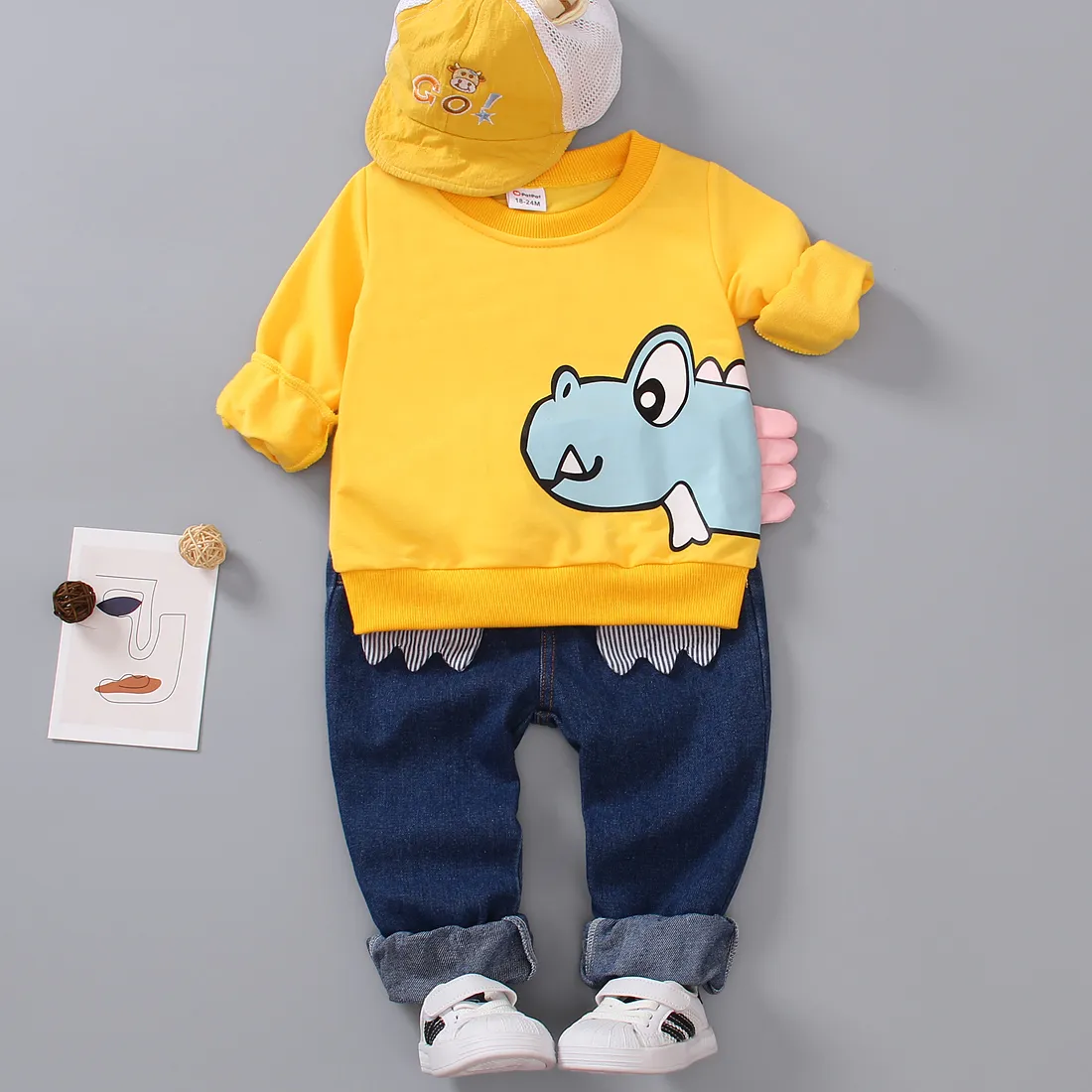 

2pcs Toddler Boy Playful Denim Jeans and Pretty Dinosaur Print Spike Design Sweatshirt Set