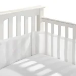 أغطية واقي سرير الأطفال الشبكي المسامي يناسب سريرًا مضلعًا بأربعة جوانب أبيض