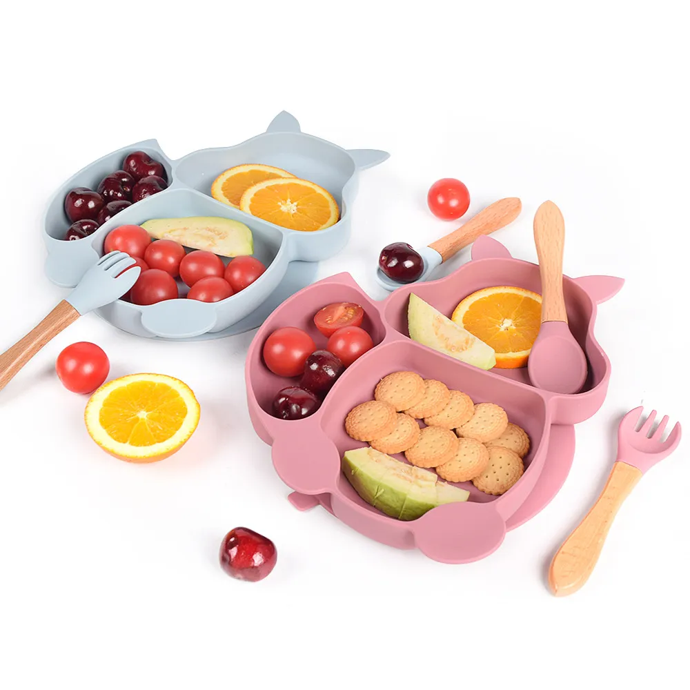 L'ensemble de vaisselle en silicone pour bébé 8 pièces comprend un bol à ventouse, des assiettes divisées, un bavoir réglable et un gobelet en paille avec couvercle, fourchettes et cuillères Blanc big image 1