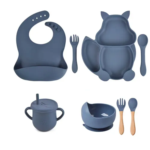 El juego de vajilla de alimentación de bebé de silicona de 8 piezas incluye un tazón de succión y platos divididos y un babero ajustable y una taza de pajita con tapa y tenedores y cucharas