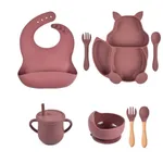 L'ensemble de vaisselle en silicone pour bébé 8 pièces comprend un bol à ventouse, des assiettes divisées, un bavoir réglable et un gobelet en paille avec couvercle, fourchettes et cuillères Couleur-D