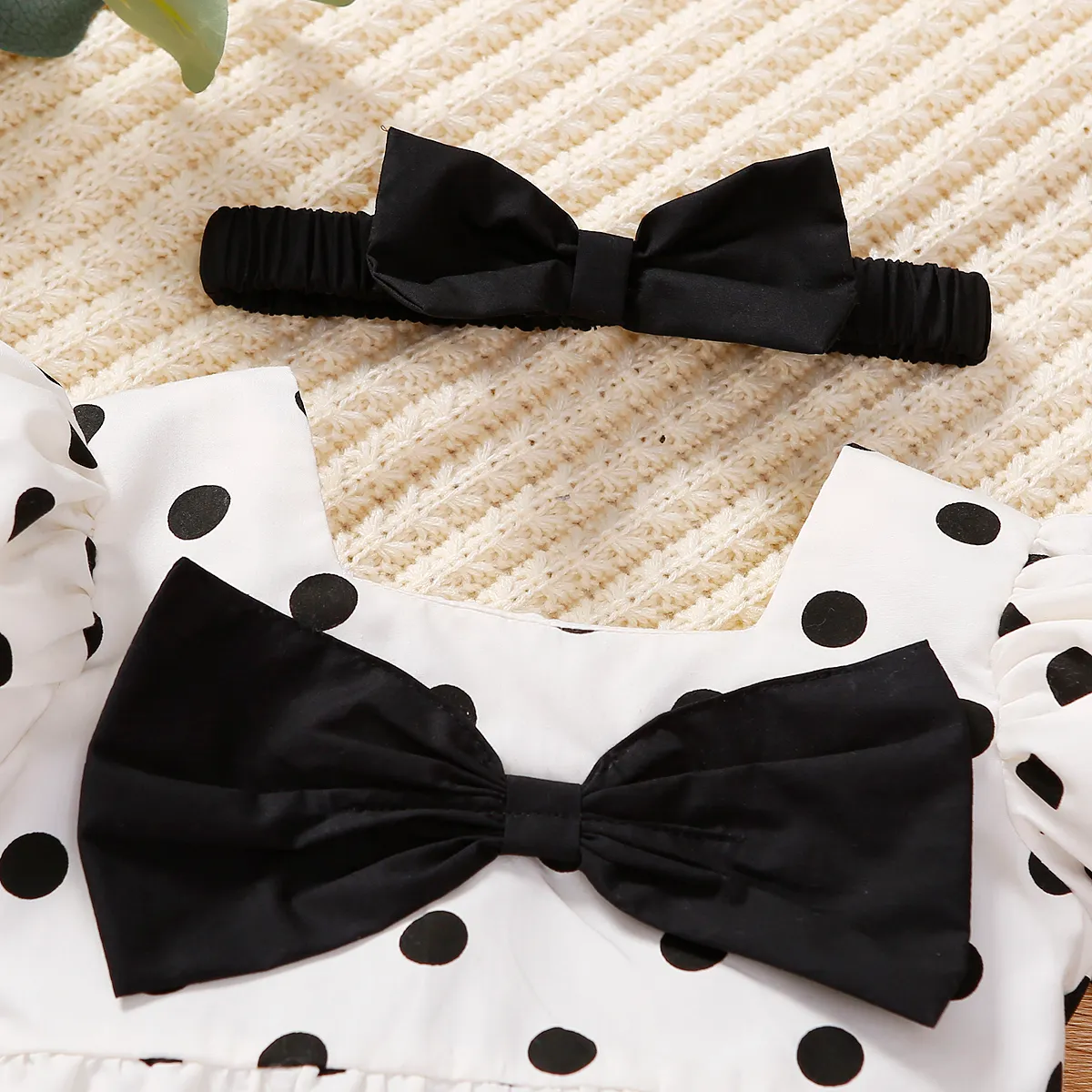 2pcs Baby Girl Allover Polka Dots Print Bow Decor Puff-sleeve Romper and Headband Set  image 3