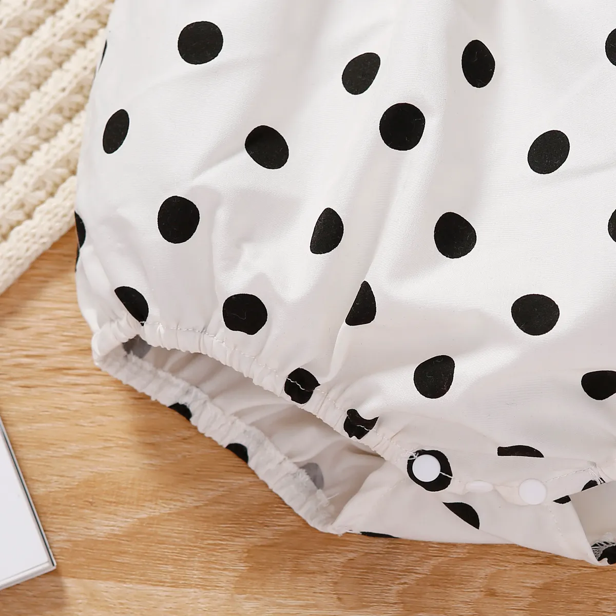 2pcs Baby Girl Allover Polka Dots Print Bow Decor Puff-sleeve Romper and Headband Set  image 5