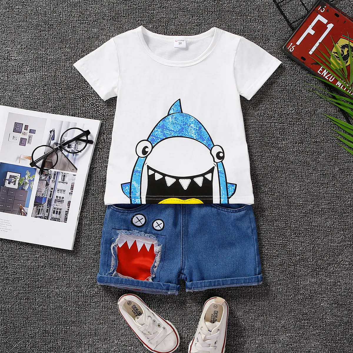 2pcs Toddler Boy Shark Print Short-sleeve Tee and Ripped Denim Shorts Set  image 2