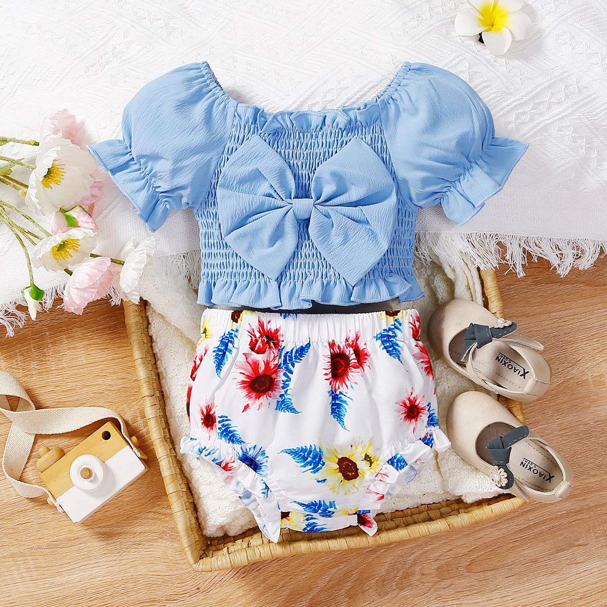 2pcs Baby Girl Bow Front Smocked Top Et Floral Print Shorts Set