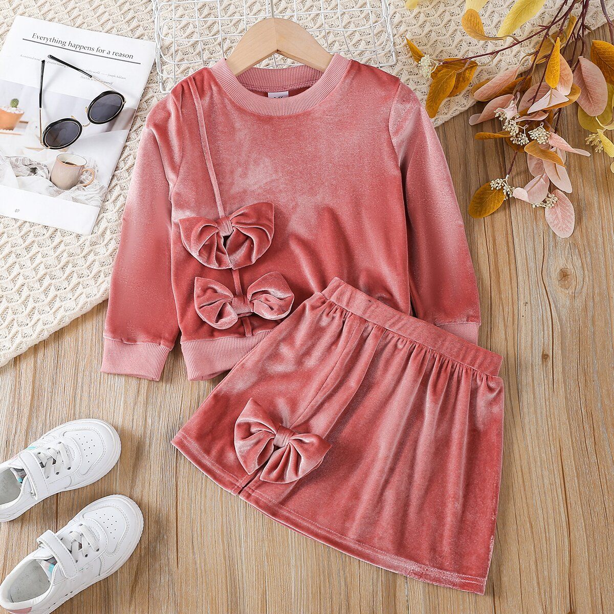 

2pcs Toddler Girl Sweet Bowknot Design Flannel Fleece Sweatshirt and Skirt Set