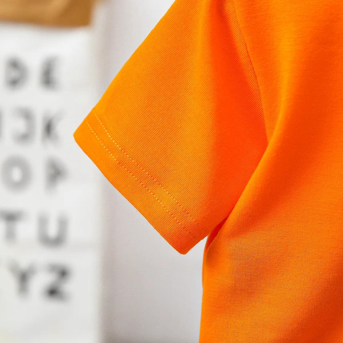 طقم تي شيرت وشورت بطبعة حروف عصرية للأولاد الصغار من قطعتين البرتقالي big image 1