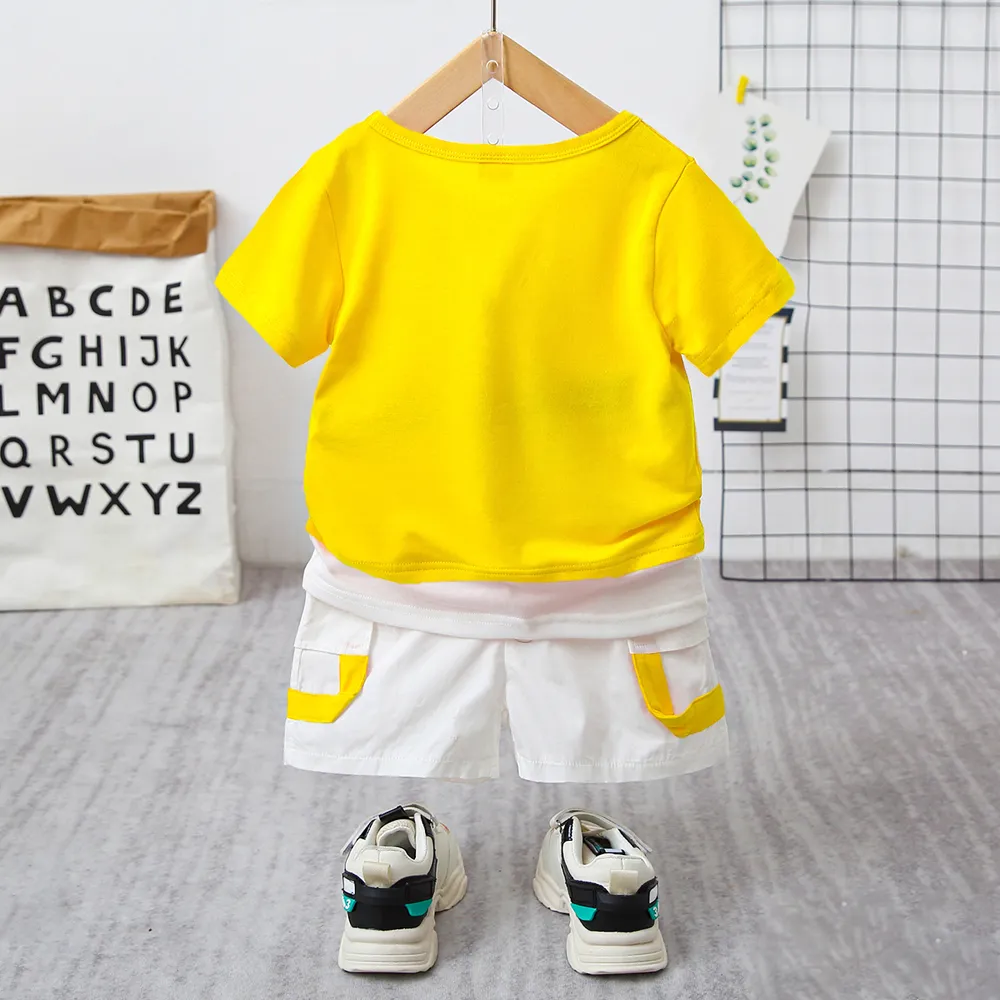 2 unidades Niño pequeño Chico Falsas dos piezas A la moda conjuntos de camiseta Amarillo big image 1