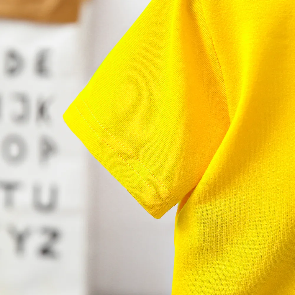 طقم تي شيرت وشورت بطبعة حروف عصرية للأولاد الصغار من قطعتين الأصفر big image 1