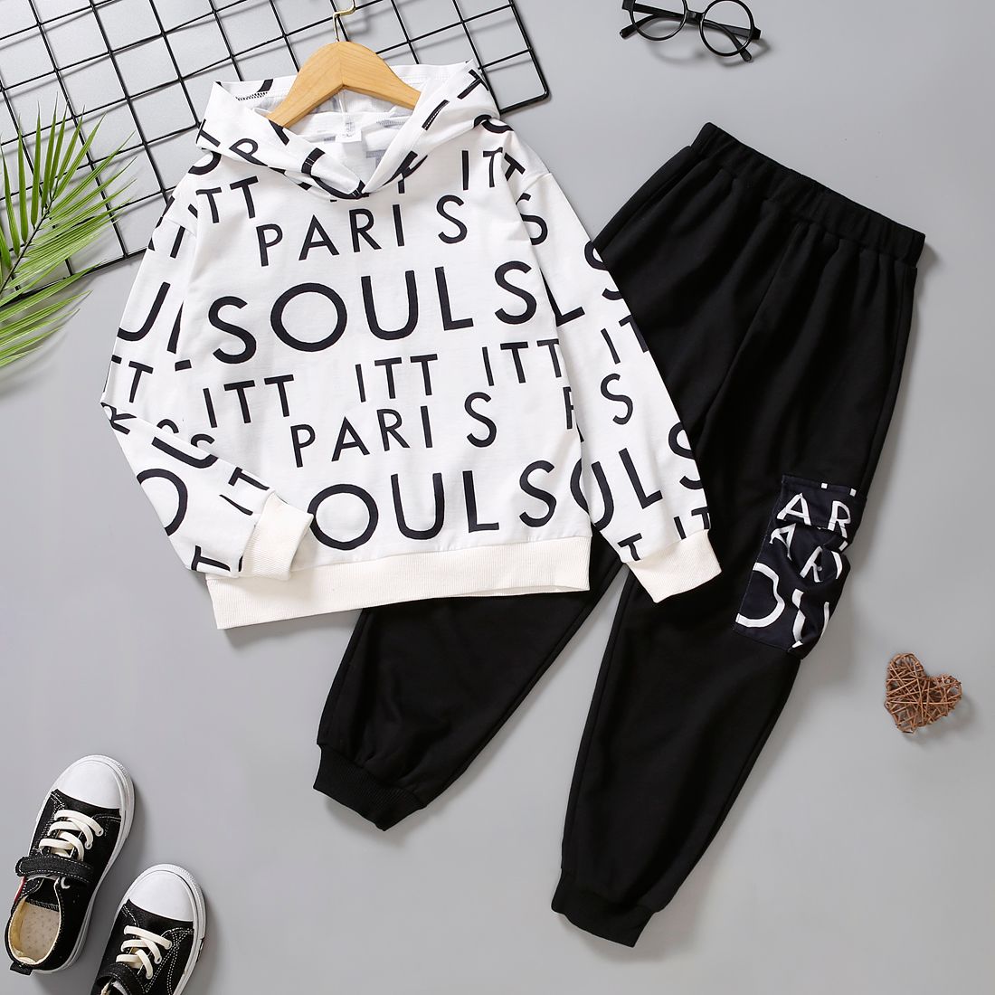 

2pcs Kid Boy Letter Print Hooded Sweatshirt and Pocket Design Black Pants Set
