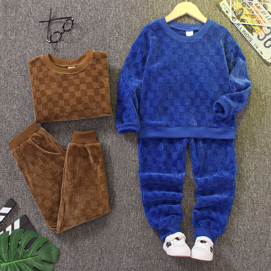

2pcs Kid Boy Solid Color Textured Pullover Sweatshirt and Elasticized Pants Set