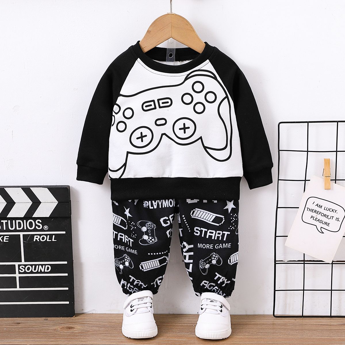 

2pcs Baby Boy Raglan-sleeve Gamepad Graphic Sweatshirt and Sweatpants Set