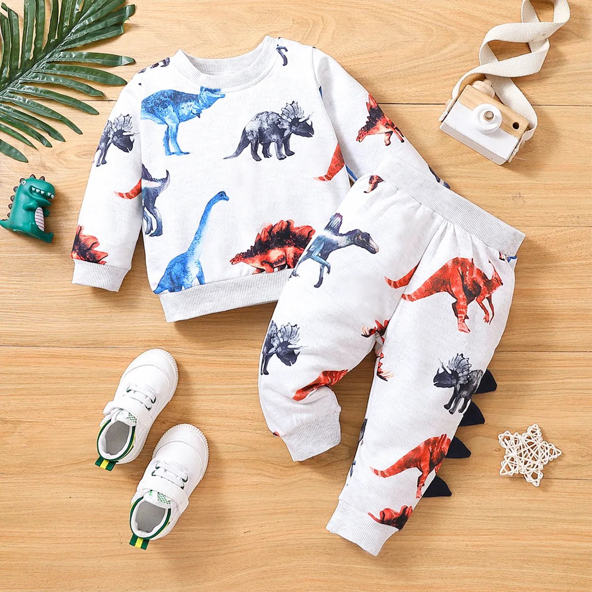 

2pcs Baby Boy Allover Dinosaur Print Long-sleeve Sweatshirt & Sweatpants Set
