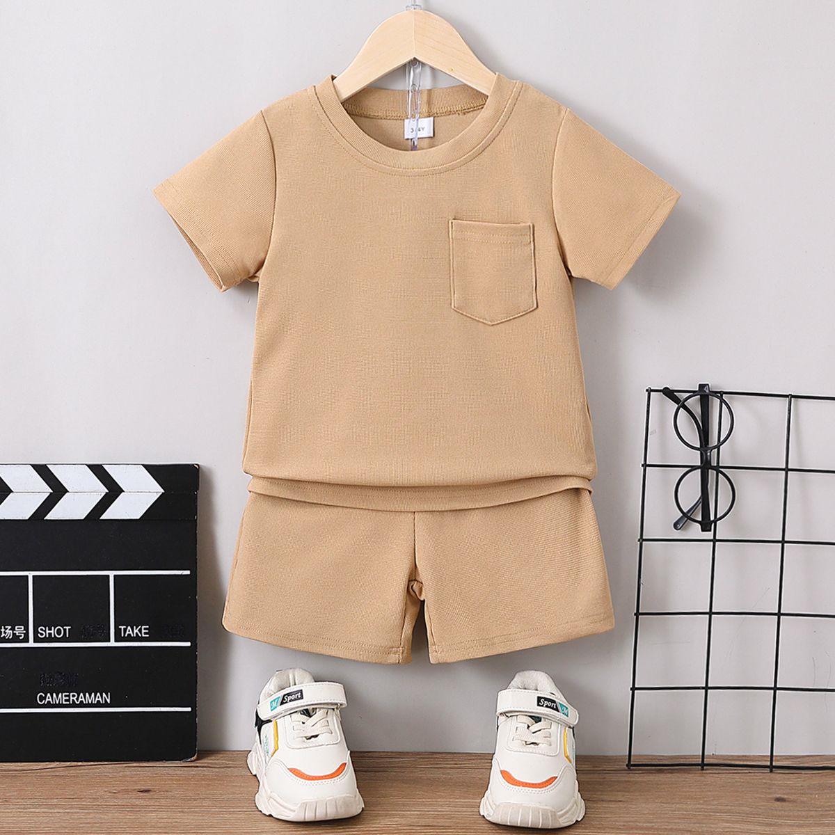 

2pcs Toddler Boy Basic Solid Tee and Shorts Set