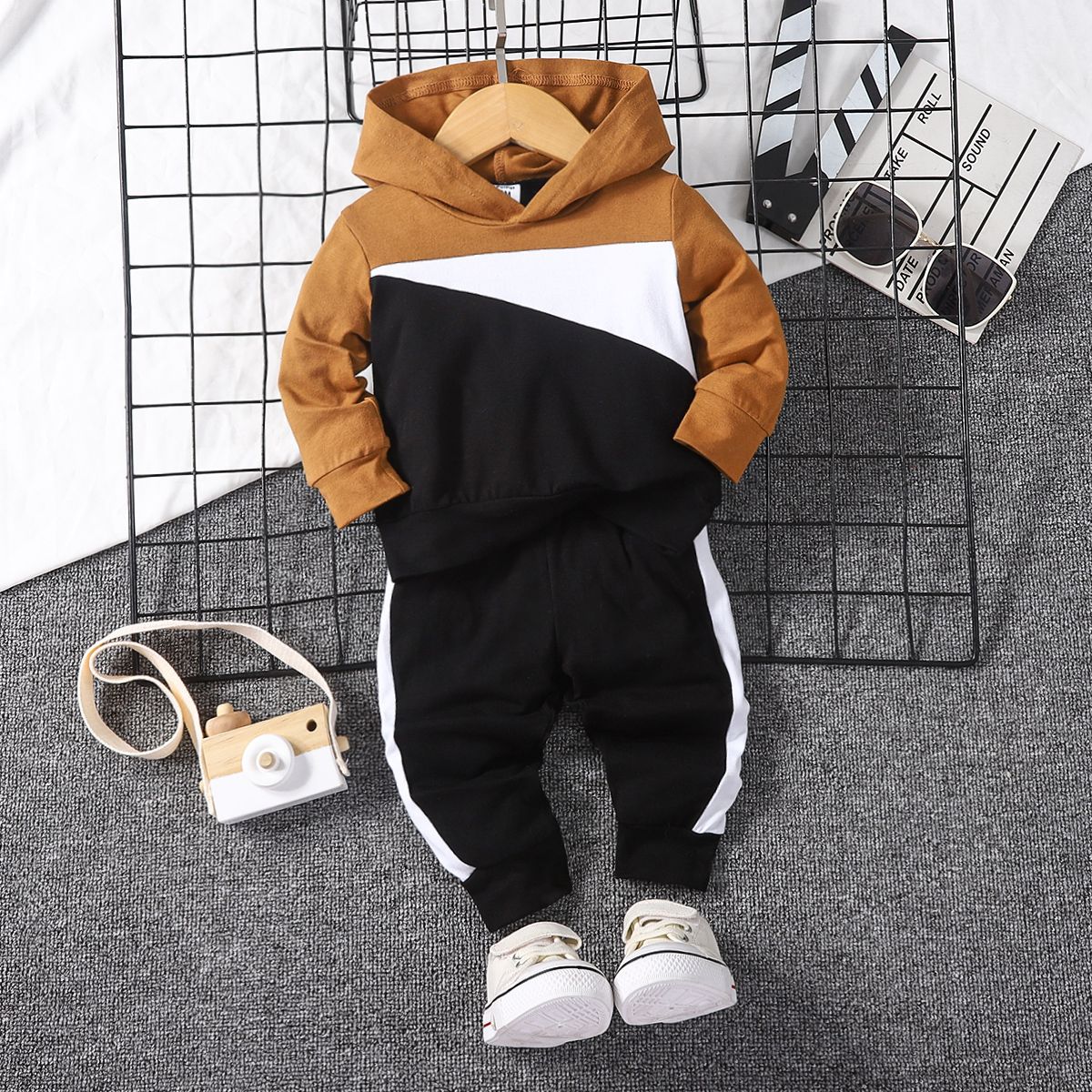 

2pcs Baby Boy/Girl 95% Cotton Colorblock Hoodie and Shorts/Sweatpants Set