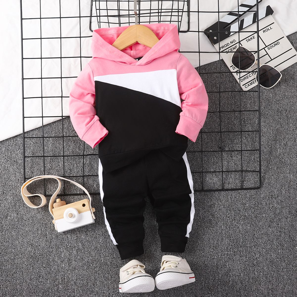 

2pcs Baby Boy/Girl 95% Cotton Colorblock Hoodie and Shorts/Sweatpants Set