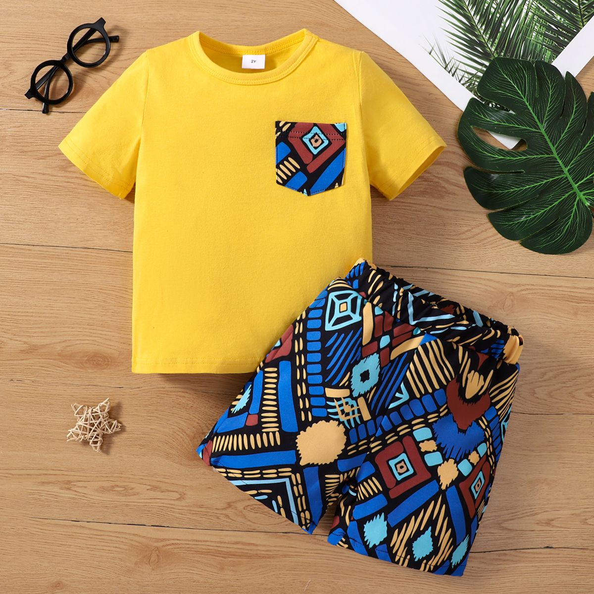 

2pcs Toddler Boy Boho Pocket Design Tee and Exotic Graphic Shorts Set