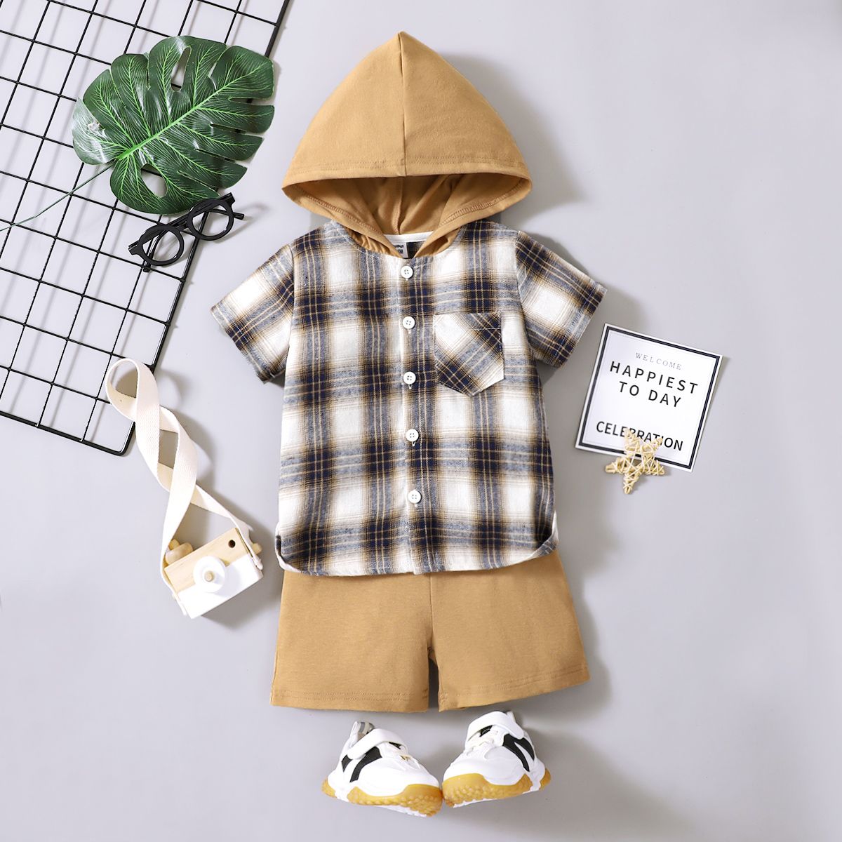 

2pcs Baby Boy Contrast Hooded Short-sleeve Plaid Top and Solid Shorts Set