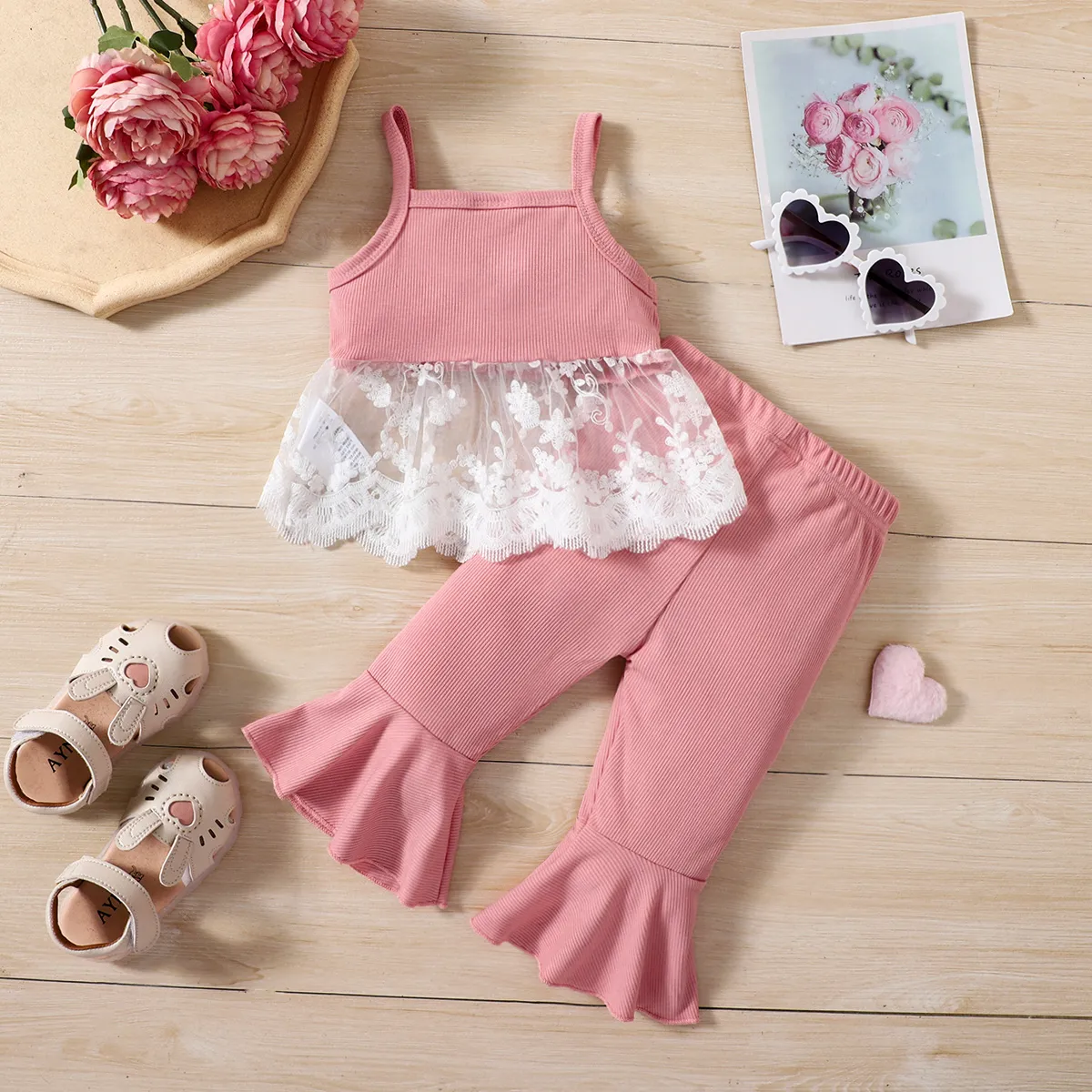 2pcs Baby Girl Pink Ribbed Spliced Lace Hem Cami Top And Flared Pants Set