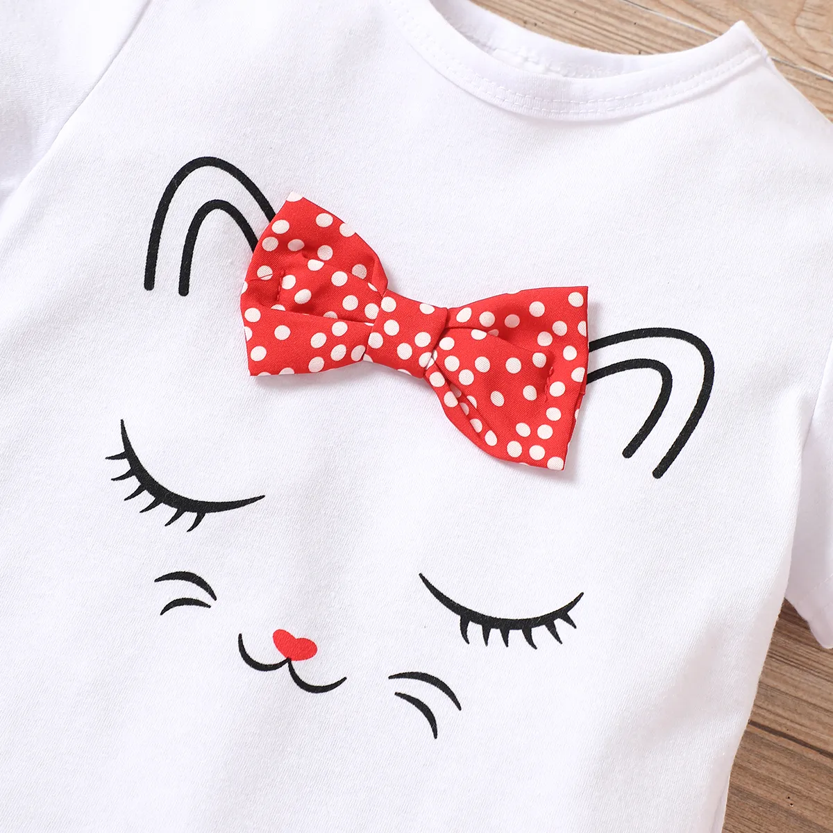 2pcs Toddler Girl Playful Bow Decor Cat Print Tee and Dots Pattern Shorts Set White big image 1