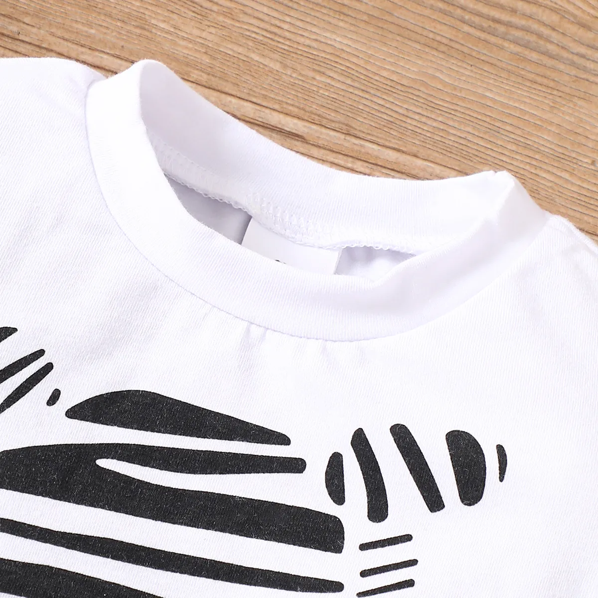 2pcs Toddler Boy Zebra Print Short-sleeve Tee and Cargo Shorts Set BlackandWhite image 3