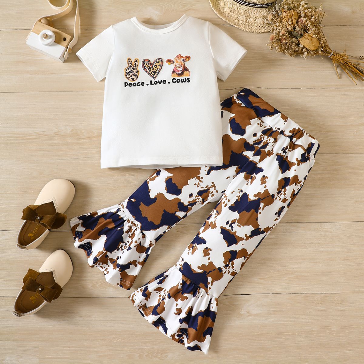 2pcs Toddler Girl Short-sleeve Graphic Tee and Cow Pattern Flared Pants Set