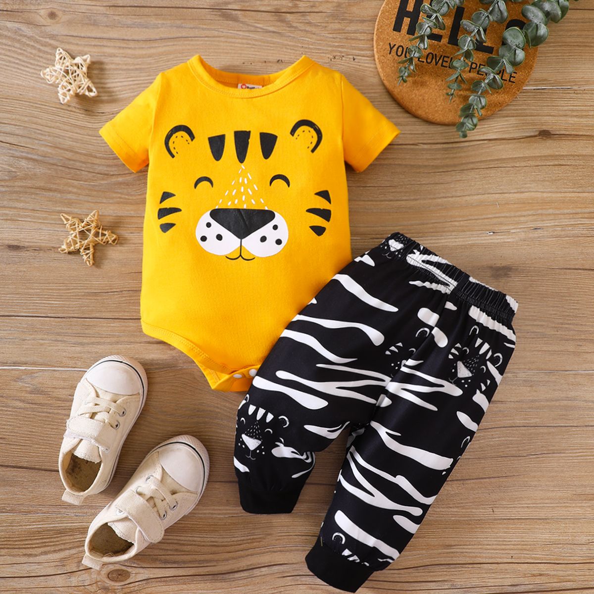 

2pcs Baby Boy 95% Cotton Tiger Pattern Short-sleeve Tee and Pants Set