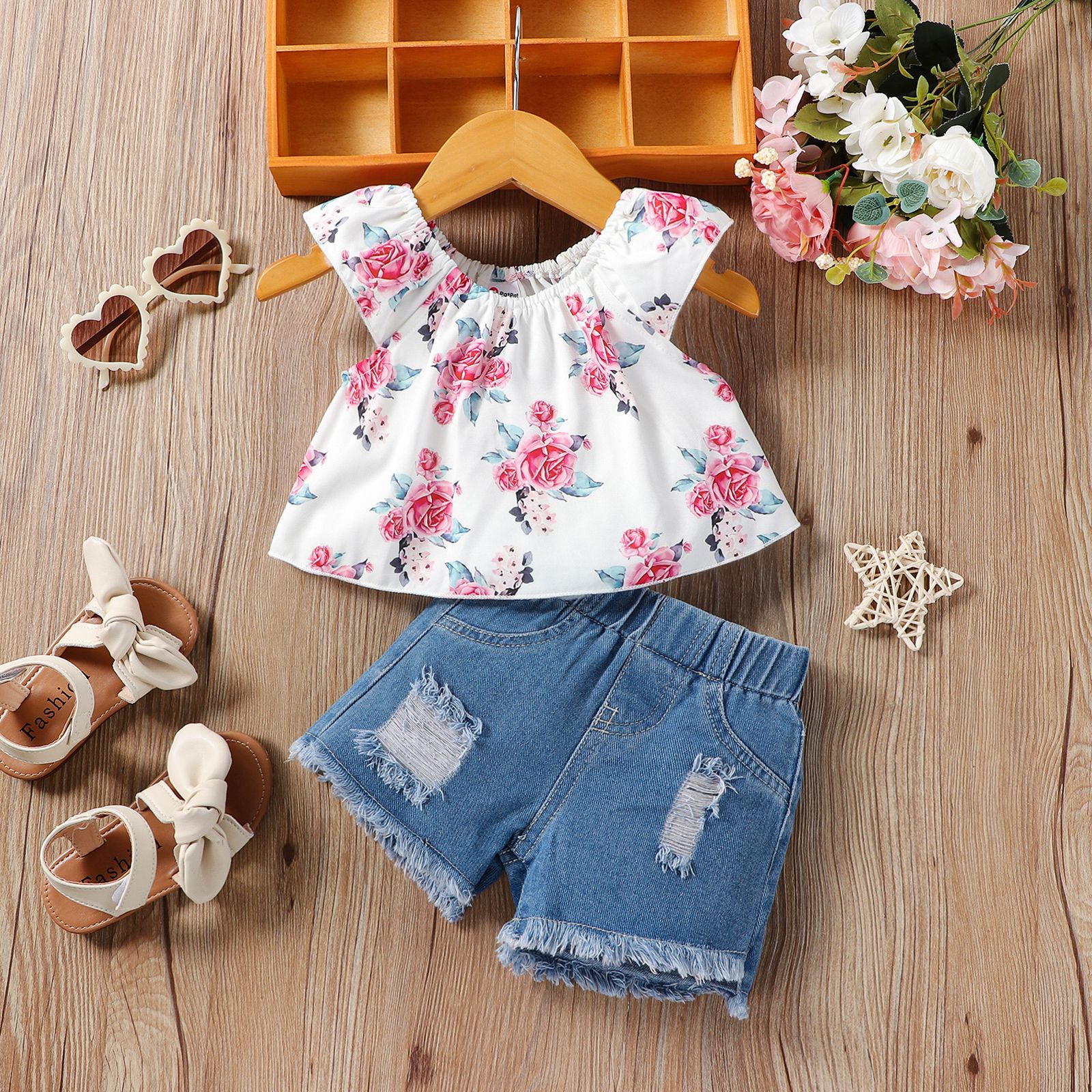2pcs Baby Girl Floral Print Short-sleeve Top and Ripped Denim Shorts Set