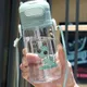 550 ml/18,6 Unzen niedliches Cartoon-Muster Kinder Strohhalm Wasserflasche aus Kunststoff, tragbar, Silikon, gerade Trinkhalme, Tasse mit Skala und personalisiertem Griff grün
