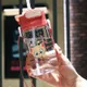 550 ml/18,6 Unzen niedliches Cartoon-Muster Kinder Strohhalm Wasserflasche aus Kunststoff, tragbar, Silikon, gerade Trinkhalme, Tasse mit Skala und personalisiertem Griff rot