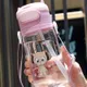 550ml / 18.6oz patrón de dibujos animados lindo niños botella de agua con pajita de plástico portátil de silicona taza de pajitas rectas para beber con escala y asa personalizada Violeta claro