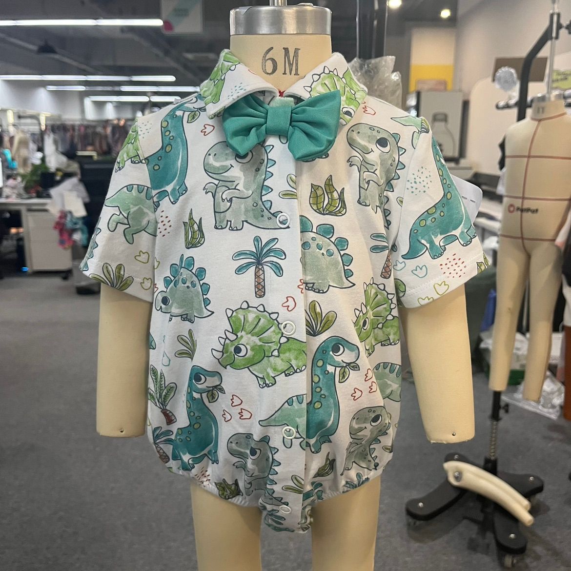 

Baby Boy/Girl Cotton Bow Tie Allover Dinosaur Print Lapel Collar Short-sleeve Romper