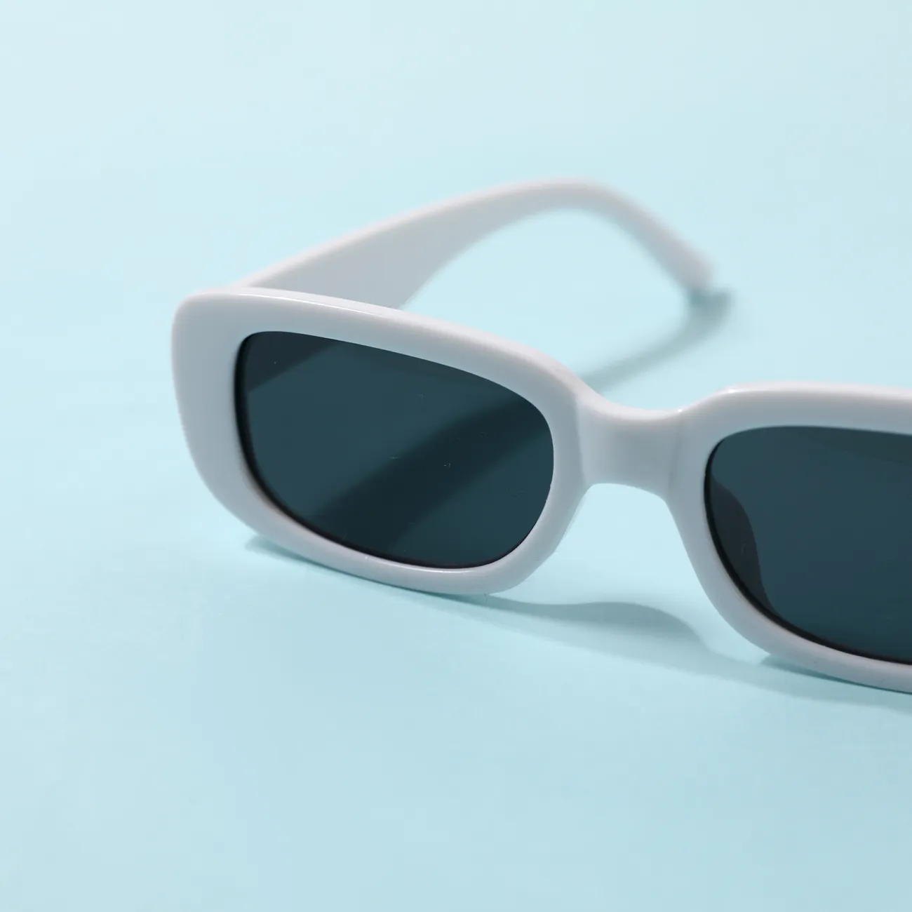 Kinder-Rechteck-Dekorbrille mit kleinem Rahmen (zufällige Brillenhüllenfarbe) weiß big image 1