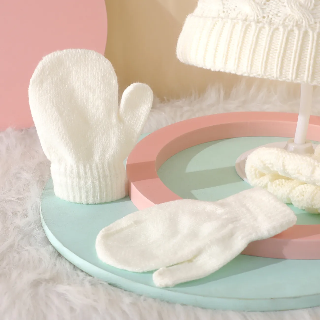 Conjunto para bebê/criança pequena (pacote com 4) com luvas, cachecol e gorro de tricô se, estampa e com pompom decorativo Branco big image 1
