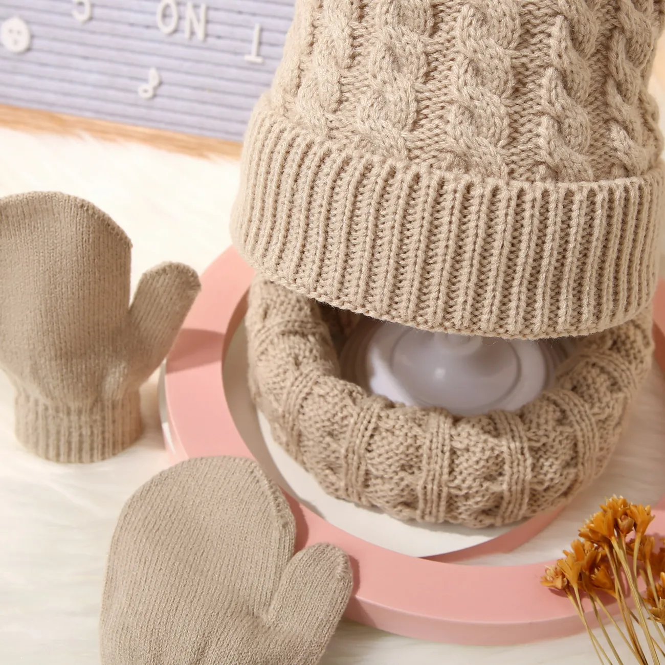 3 件裝嬰兒 / 蹣跚學步的絨球裝飾純色絞花針織帽、圍巾和連指手套套裝 卡其色 big image 1