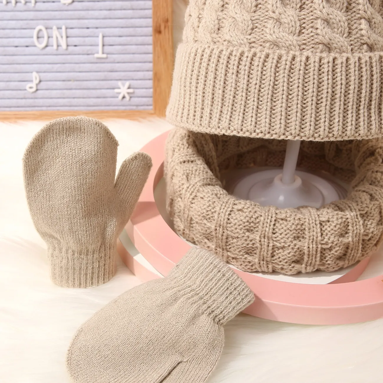Conjunto para bebê/criança pequena (pacote com 4) com luvas, cachecol e gorro de tricô se, estampa e com pompom decorativo Cor de Caqui big image 1