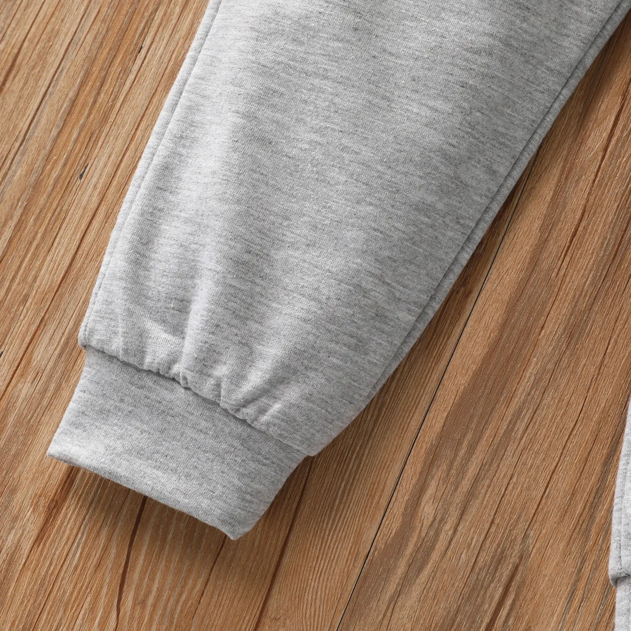 pantalones de color sólido elastizados con estampado de letras para niños pequeños Gris claro big image 1