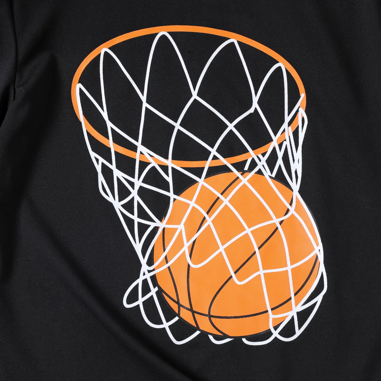 طقم تي شيرت بأكمام قصيرة مطبوع عليه كرة السلة / كرة القدم للأطفال من قطعتين ومجموعة شورت مطاطي أسود big image 1
