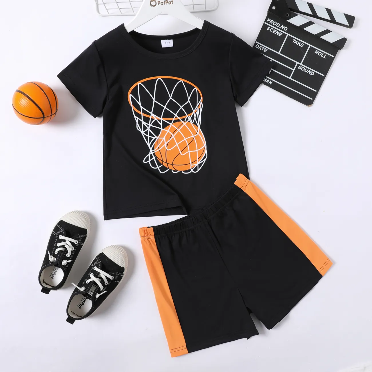 طقم تي شيرت بأكمام قصيرة مطبوع عليه كرة السلة / كرة القدم للأطفال من قطعتين ومجموعة شورت مطاطي أسود big image 1