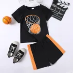 طقم تي شيرت بأكمام قصيرة مطبوع عليه كرة السلة / كرة القدم للأطفال من قطعتين ومجموعة شورت مطاطي أسود