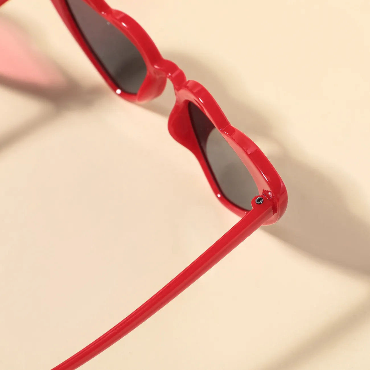 Óculos para crianças com armação de plástico em forma de coração, óculos decorativos (cor aleatória da caixa dos óculos) Vermelho big image 1