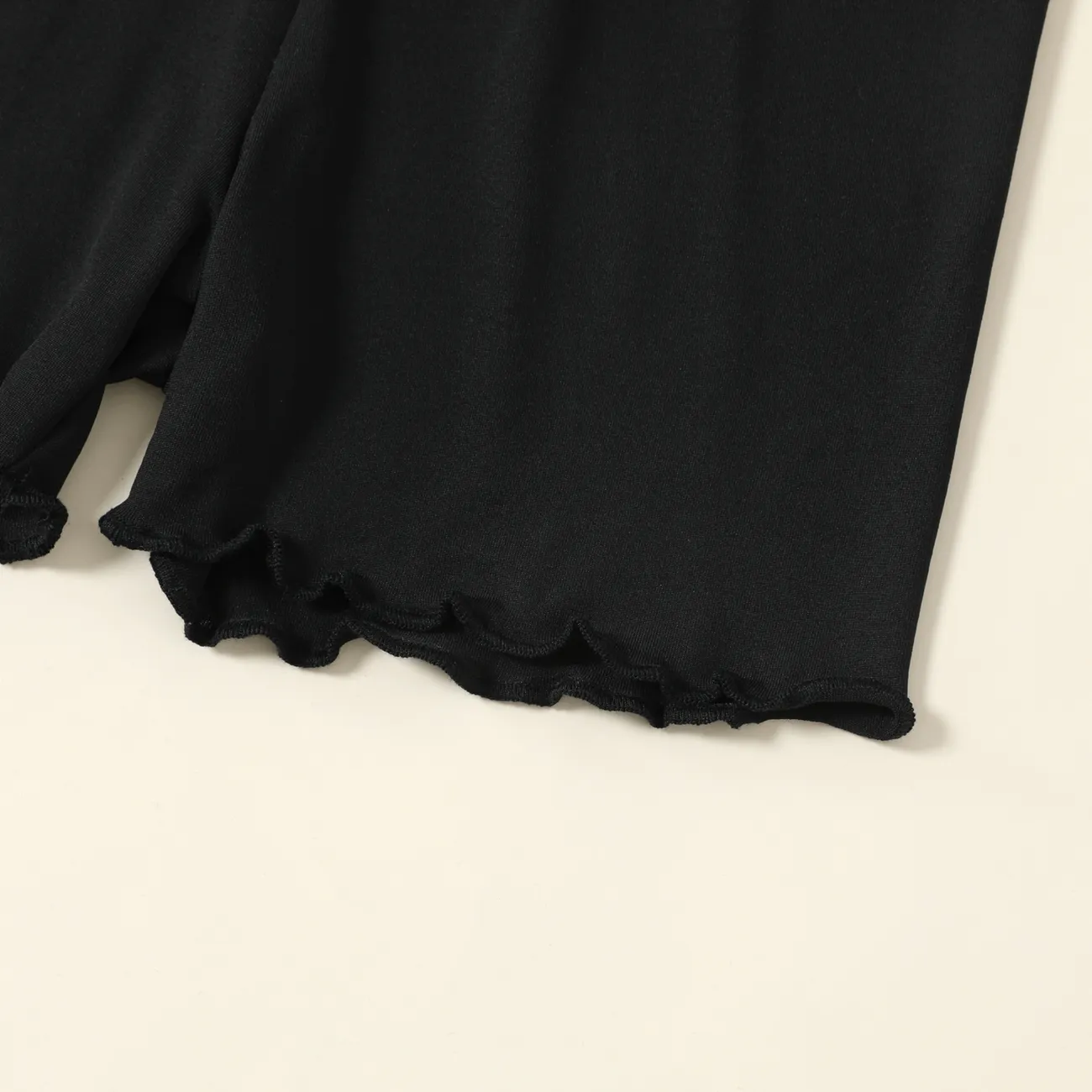 Pantalones cortos de polainas de color sólido con ribete de lechuga con diseño de lazo para niña Negro big image 1